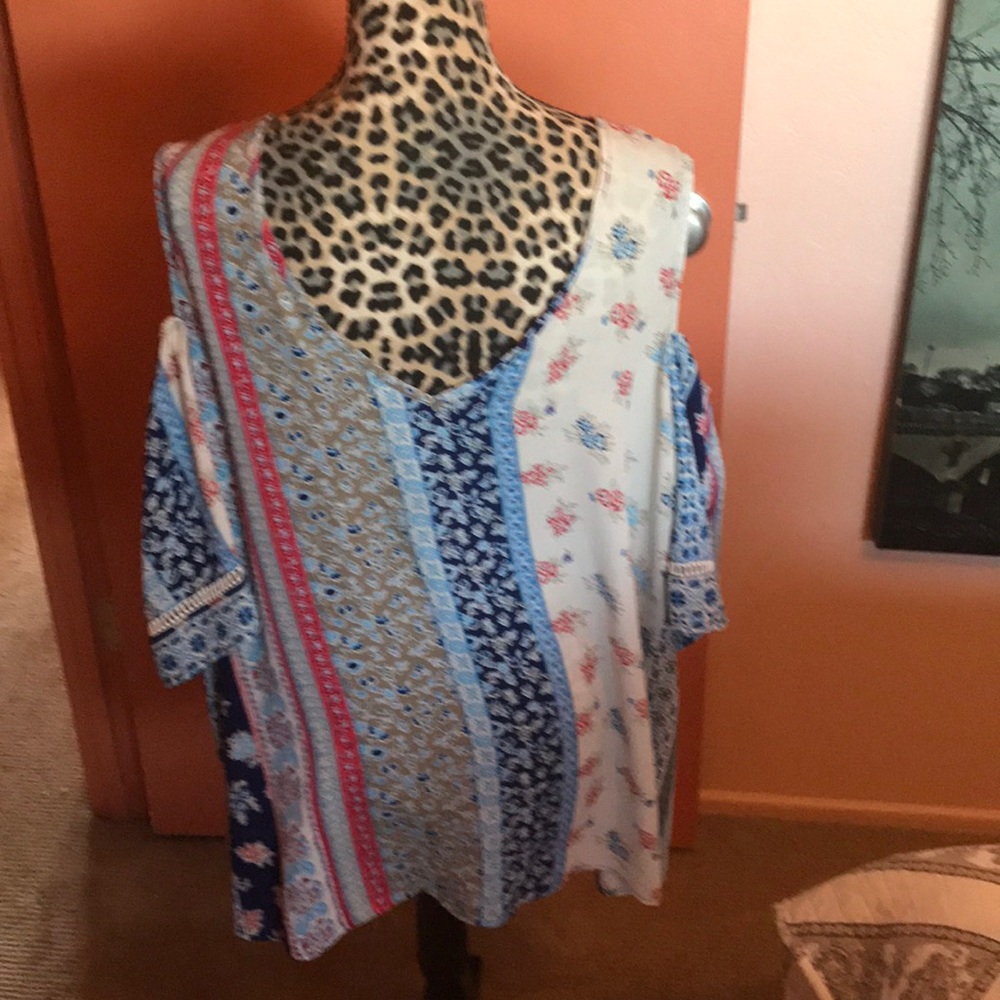 Cold Shoulder top - Picture 3 of 3